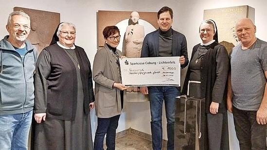 Unser Bild zeigt Mitglieder der Weggemeinschaft und der Unterstützergemeinschaft der Franziskusschwestern von Vierzehnheiligen mit Einsatzleiterin Barbara Schramm (von links), Max Selmaier, Schwester Claudia Hink, Barbara Schramm, Holger Then, Sch...
