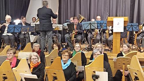 Das Veeh-Harfen Ensemble (vorne) und das Rotkreuz-Orchester in der Jahn-Halle.