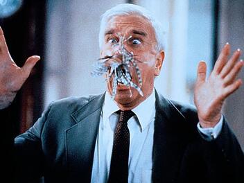Frank Drebins (Leslie Nielsen) Nase befindet sich in einer misslichen Lage.