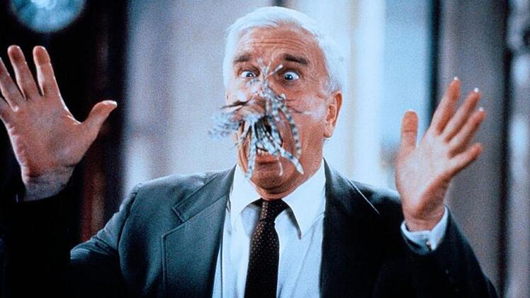 Frank Drebins (Leslie Nielsen) Nase befindet sich in einer misslichen Lage.