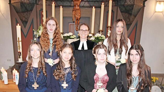 Die Konfirmandinnen (von links): Hanna M&uuml;ller-G&auml;rtner, Marina Schorsch, Josefine Schneider, Pfarrerin Martina Posekardt, Monique Wohlfeil, Lina Kraus und Enya Ambos.
