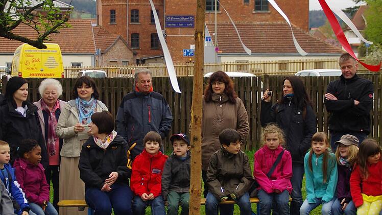 Eltern und Kinder sind stolz auf "ihren" Maibaum.