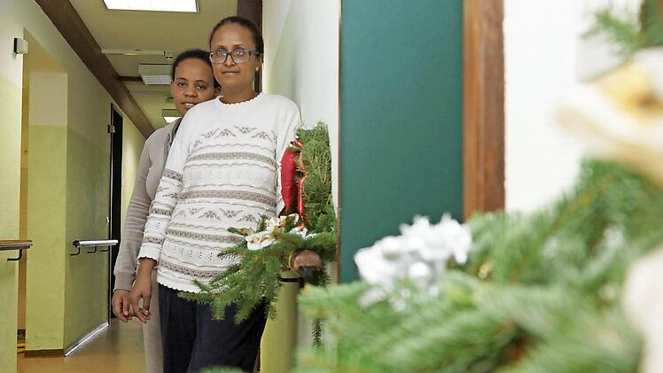 Eadom Estifanos Belay und Eleni Asrat (vorne) im geschmückten Flur.Foto: Arkadius Guzy