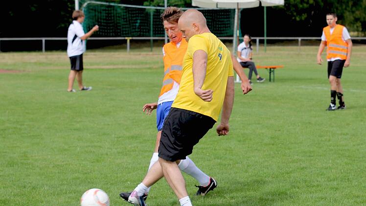 Beim Fußball: Jürgen Schlemmer (rechts) vom Team "Brazeil" kann den Ball gerade noch weiterspielen. Christian Seel von den "Flunkyballern" kommt einen Tick zu spät. Foto: Ralf Naumann