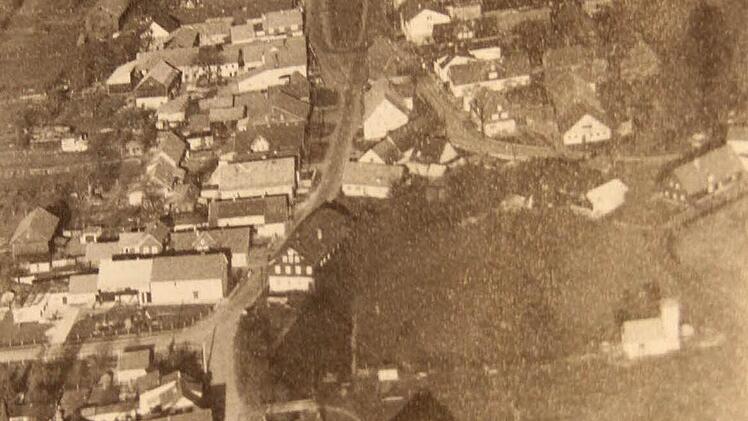 Blick auf die Sperranlagen und Heinersdorf   Foto: Archiv Heinlein