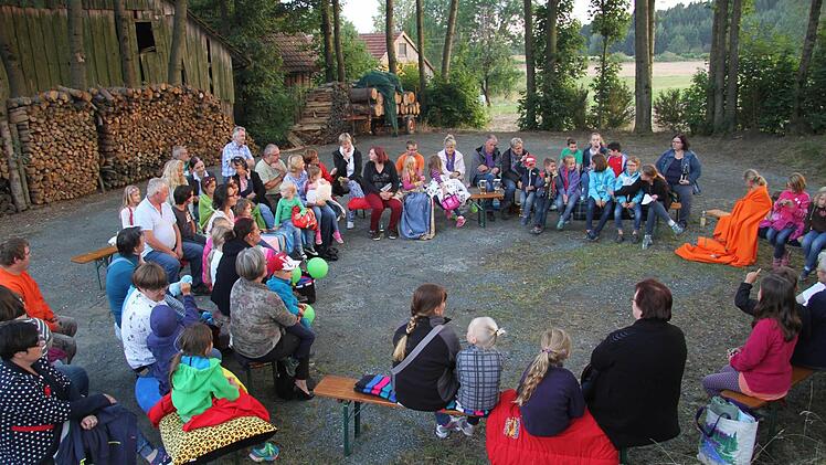 Die Märchenrunde in Schwand ist längst kein Geheimtipp mehr. Foto: Sonja Adam