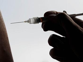 Noch wird im Gesundheitsamt diskutiert, ob die Impfkosten für direkt Betroffene von den gesetzlichen Krankenkassen oder von behördlicher Seite übernommen werden. Symbolbild: Julian Stratenschulte/dpa