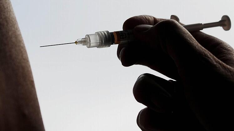 Noch wird im Gesundheitsamt diskutiert, ob die Impfkosten für direkt Betroffene von den gesetzlichen Krankenkassen oder von behördlicher Seite übernommen werden. Symbolbild: Julian Stratenschulte/dpa
