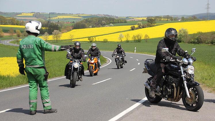 "Vier auf einen Streich." Michael Gerhart von der Verkehrspolizei Würzburg-Bibelried winkt die Motorradfahrer in die Kontrollstelle. Der letzte aus der Gruppe hatte Pech. Der Auspuff seines Motorrades war zu laut. Foto: Helmut Will