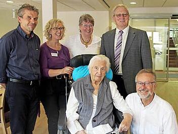 Heimleiter Jan Pyschny, Pflegedienstleiterein Beate Bednarski, Tochter Brigitte Kunz und Zweiter Bürgermeister Günter Schulz (hinten v. l.) sowie Schwiegersohn Günter Kunz gratulierten Ursula Haubrich. Foto: jb