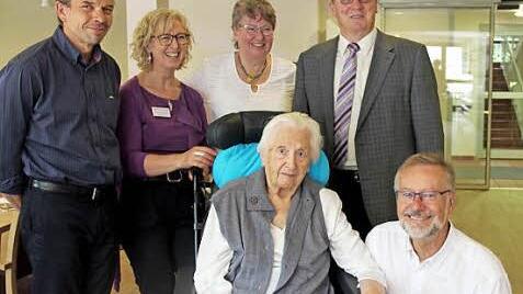 Heimleiter Jan Pyschny, Pflegedienstleiterein Beate Bednarski, Tochter Brigitte Kunz und Zweiter Bürgermeister Günter Schulz (hinten v. l.) sowie Schwiegersohn Günter Kunz gratulierten Ursula Haubrich. Foto: jb