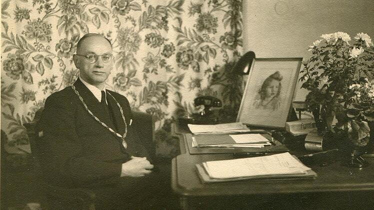Oberb&uuml;rgermeister Georg mit Amtskette im Arbeitszimmer seines Hauses in der Georg-Hagen-Stra&szlig;e 3. Auf dem Schreibtisch eine Zeichnung seiner zweij&auml;hrigen Enkeltochter Gudrun.