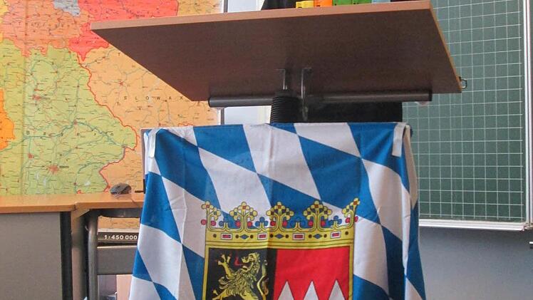 Herbert Brunnenbauer (Lukas Birnstiel, 10A) leitet die erste Lesung im neu konstituierten Bayerischen Landtag. Foto: Thomas Hauptmann