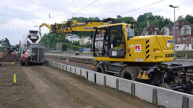 Am Coburger Bahnhof laufen die Bauarbeiten auf Hochtouren. Foto: Berthold Köhler