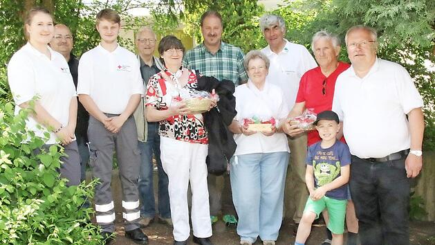 Wanderwart Bernd Heil (rechts) zeichnete die teilnehmerst&auml;rksten Wanderergruppen mit Preisen aus.  Foto: Michael Stelzner