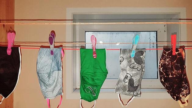 Dichte Stoffmasken, die gut sitzen und &uuml;berall richtig abschlie&szlig;en, bieten den besten Schutz vor einer Corona-Infektion - f&uuml;r den Tr&auml;ger, vor allem aber f&uuml;r andere. Foto: Archiv/Romy Denk