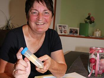 udrun Sandler sitzt entspannt zu Hause und bereitet das Programm für die Pankreas-Selbsthilfegruppe vor.  Foto: Sonny Adam