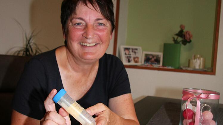 udrun Sandler sitzt entspannt zu Hause und bereitet das Programm für die Pankreas-Selbsthilfegruppe vor.  Foto: Sonny Adam