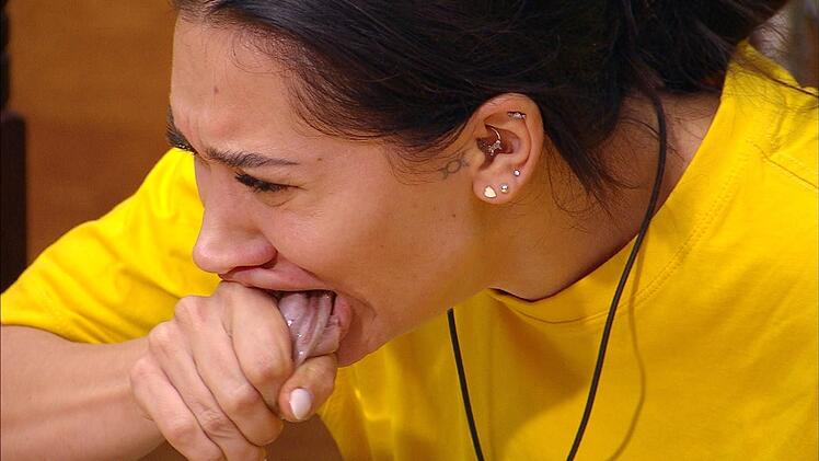 Samira muss bei der Essenspr&uuml;fung einen B&uuml;ffelhoden verzehren.