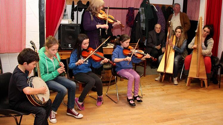Musiker spielen zum Tanz auf