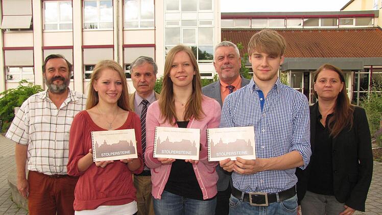 Bei der Präsentation der Broschüre (von links): Oberstudienrat Diethard Nemmert, Hannah Wank, Oberstudiendirektor Herbert Brunner, Luise Zekey, Oberbürgermeister Norbert Tessmer und Claudia Malicke von der Tourimusinformation Coburg.  Foto: Martin Koch