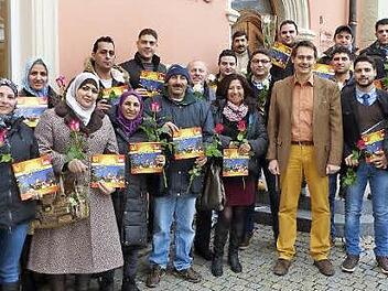 Die Syrer mit Deutschlehrer Heinz Bauer (links) zu Besuch bei Bürgermeister Roland Wolfrum (vorne, Vierter von rechts) Foto: Klaus-Peter Wulf