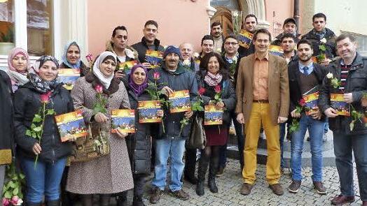 Die Syrer mit Deutschlehrer Heinz Bauer (links) zu Besuch bei Bürgermeister Roland Wolfrum (vorne, Vierter von rechts) Foto: Klaus-Peter Wulf