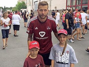 Die Clubfans Jule und Nick treffen vor dem Sportgelände am Valznerweiher den FCN-Profi Guido Burgstaller. Foto: Markus Linsner
