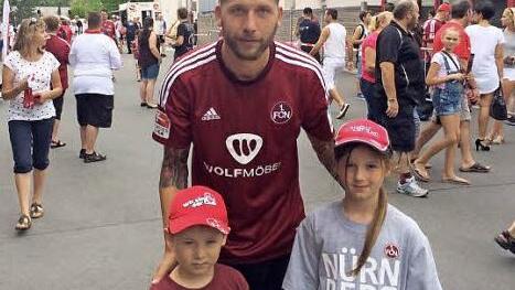Die Clubfans Jule und Nick treffen vor dem Sportgelände am Valznerweiher den FCN-Profi Guido Burgstaller. Foto: Markus Linsner