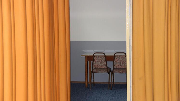 Noch wird die alte Bühne im Kolpinghaus genutzt. Konkrete Einblicke in die Gestaltung der neuen Räume gibt es noch nicht.  Foto: Ekkehard Roepert