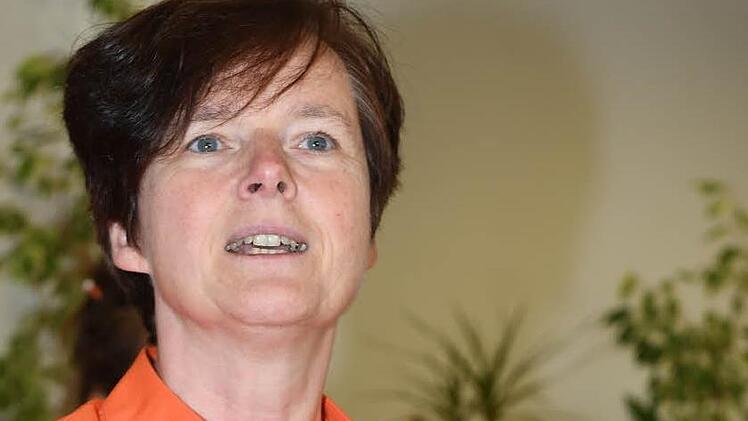 Cordula Haderlein, Direktorin der Adalbert-Stifter-Mittelschule Forchheim, hat sich sehr gefreut, ihren Schülerinnen und Schülern Simone Veenstra vorstellen zu können. Sie versprach, für die Schulbücherei ein Exemplar von "Du stirbst in meinem Herzen nicht" anzuschaffen. Foto: Ronald Rinklef