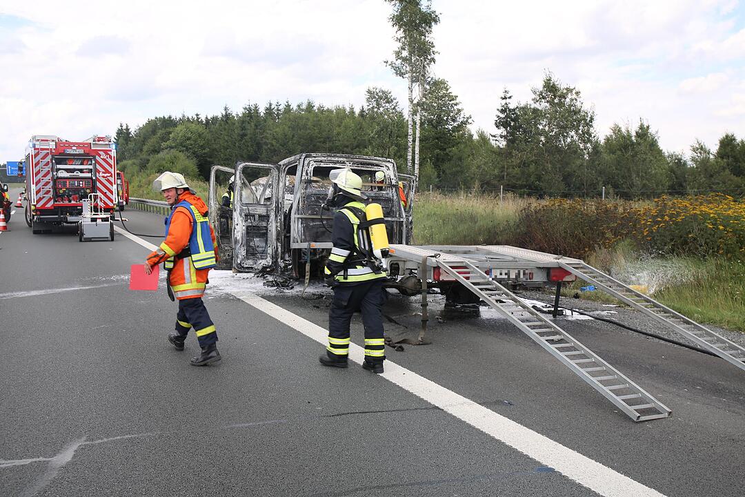 Kleintransporter brennt komplett aus:  A9 bei Münchberg komplett gesperrt