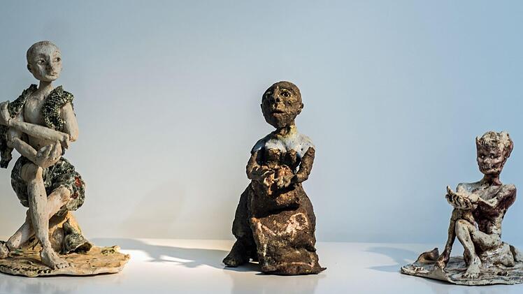 Impressionen aus der neuen Sonder-Präsentation "Lehm & Lehm Lassen" im Glasmuseum Rosenau: drei BEttler.Foto: Jochen Berger