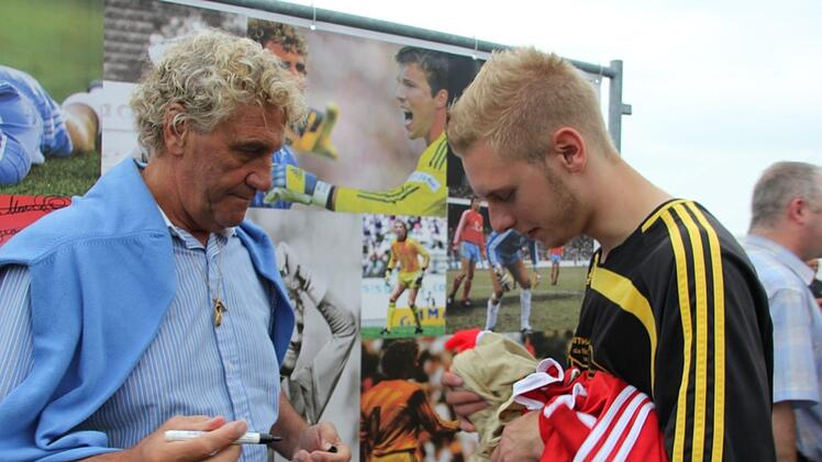 Viele Fanutensilien erhielten ein neues Autogramm. Foto: Veronika Schadeck