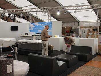 Die "Badelounge"im Aufbau. Foto: Simone Bastian