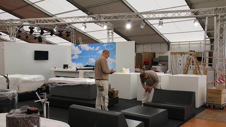 Die "Badelounge"im Aufbau. Foto: Simone Bastian