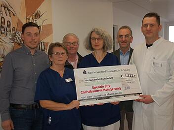 Zur Spendenübergabe trafen sich (von links) Michael Mangold, Vorsitzender der "Lauertaler Musikanten", Gerlinde Vatter (Pflegerische Leitung), der Burgläurer Christbaumversteigerung Wolfgang Bötsch, Leitende Ärztin Dr. Ute Hilby, Bürgermeister Kurt Back und Vorsitzender der des Fördervereins Dr. Michael Schneider.  Foto: Manfred Mellenthin