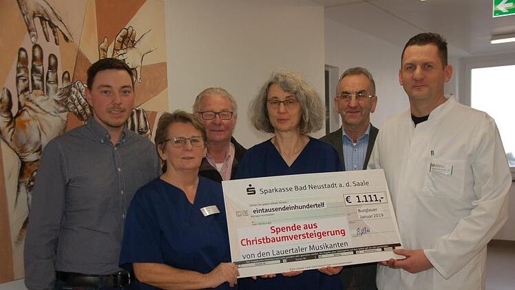 Zur Spendenübergabe trafen sich (von links) Michael Mangold, Vorsitzender der "Lauertaler Musikanten", Gerlinde Vatter (Pflegerische Leitung), der Burgläurer Christbaumversteigerung Wolfgang Bötsch, Leitende Ärztin Dr. Ute Hilby, Bürgermeister Kurt Back und Vorsitzender der des Fördervereins Dr. Michael Schneider.  Foto: Manfred Mellenthin