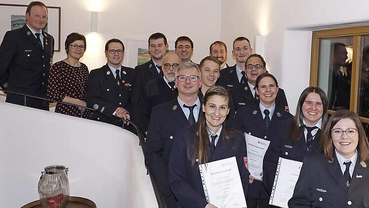 Beförderungen und Ehrungen für zehn, 30 und 45 Jahre Dienstzeit nahmen (oben, von links) der stellvertretende Kommandant der Feuerwehr Kirchehrenbach, Bernd Gebhard, Bürgermeisterin Anja Gebhardt und Kommandant Sebastian Müller vor.