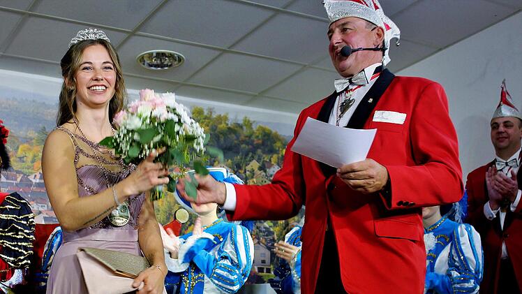 Vorsitzender Matthias Bühner gratuliert der neuen Prinzessin Juliane Metz. Werner Vogel