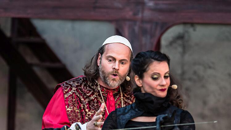 Szene aus "Die drei Musketiere" in der Inszenierung des Landestheaters Coburg zum Auftakt der Sommerfestspiele im HofgartenFoto: Sylvain Guillot