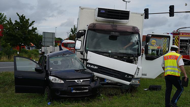Eine Person wurde beim Unfall eingeklemmt.