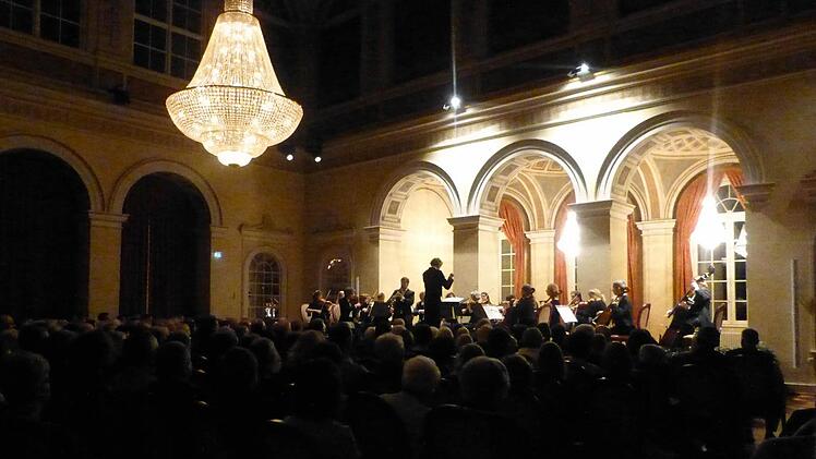Die Kulisse ist durchaus stimmungsvoll im König-Ludwig-I.-Saal. Aber von Solist und Orchester ist wegen der Beleuchtung von hinten nicht allzu viel zu erkennen.
