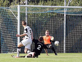 Der Karlburger Marvin Schramm (l.) schiebt den Ball ins Tor. Daniel Hoch und Torwart Dominik Neblicht können den Treffer nicht verhindern. Fotos: sportpress