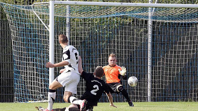 Der Karlburger Marvin Schramm (l.) schiebt den Ball ins Tor. Daniel Hoch und Torwart Dominik Neblicht können den Treffer nicht verhindern. Fotos: sportpress