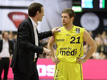 Medi-Headcoach Michael Koch gibt Simon Schmitz Anweisungen an der Seitenlinie.  Foto: Peter Mularczyk