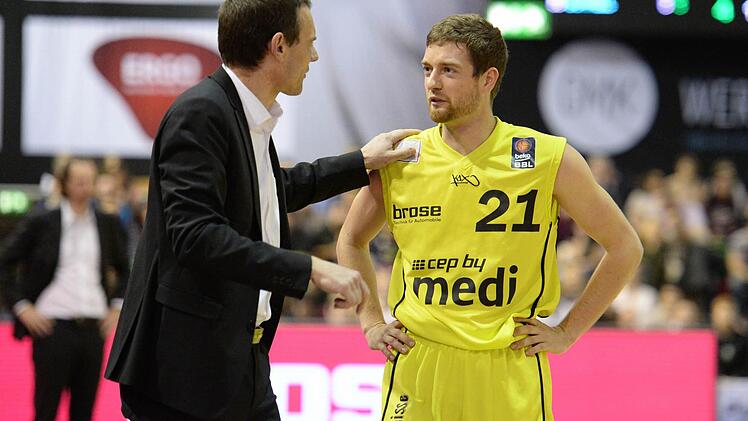 Medi-Headcoach Michael Koch gibt Simon Schmitz Anweisungen an der Seitenlinie.  Foto: Peter Mularczyk