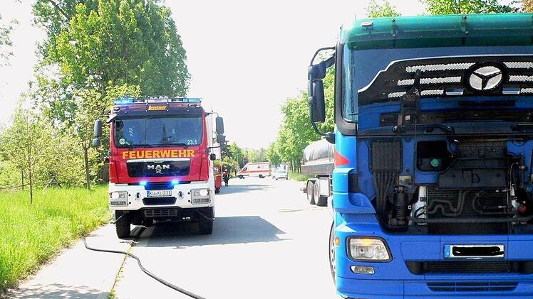 Einsatz im Bienenhofweg: Eine heißgelaufene Bremse hätte fast einen Milchlaster in Brand gesetzt. Der Fahrer löschte geistesgegenwärtig mit Milch aus seinem Tank. Foto: privat