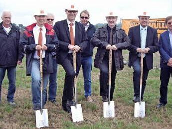 Legten sich für den Neubau ins Zeug (am Spaten, von links): Betriebsleiter Thorsten Kriwanek, Bauherr Silvio Bach, Landrat Michael Busch und Bürgermeister Udo Siegel.  Foto: Doris Weidner