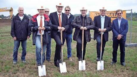 Legten sich für den Neubau ins Zeug (am Spaten, von links): Betriebsleiter Thorsten Kriwanek, Bauherr Silvio Bach, Landrat Michael Busch und Bürgermeister Udo Siegel.  Foto: Doris Weidner